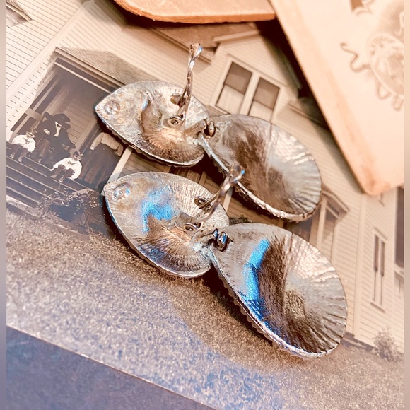 Lg Vintage Silver Tone Raindrop Textured Statement Clip on Earrings - Picture 13 of 15